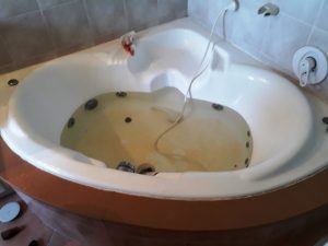 בדיקת הצפה לקבועות סניטריות - אטים הצפת אמבטיה